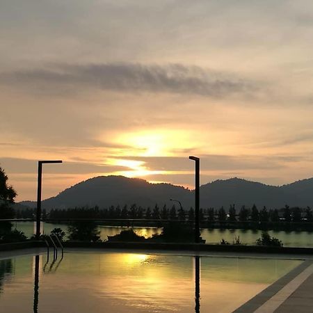 Marina Heights Seaview Resort Apartment II Lumut Exterior foto